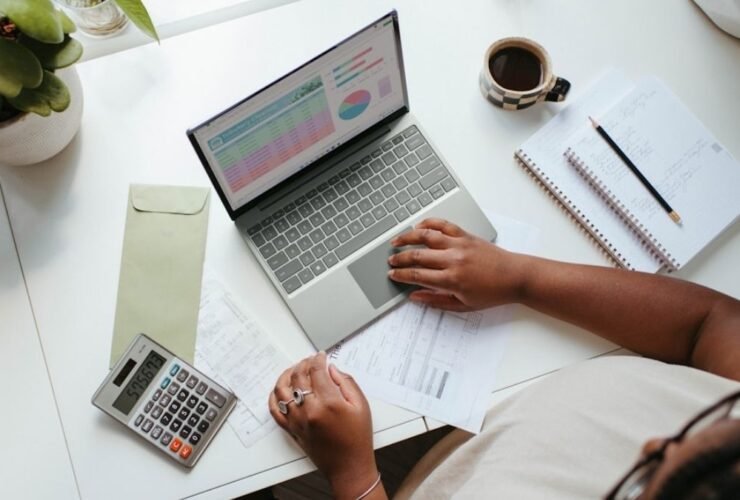 Image highlighting the benefits of opportunity management software for small businesses.