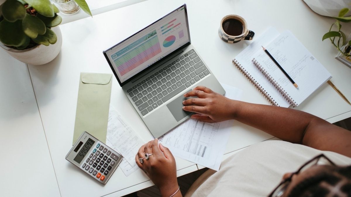 Image highlighting the benefits of opportunity management software for small businesses.