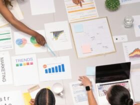 Businesswoman presenting international SEO strategy on whiteboard