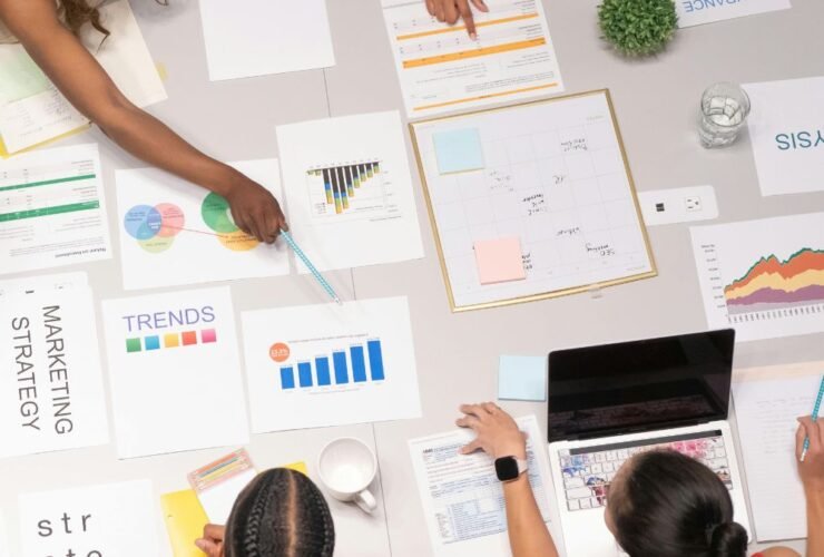 Businesswoman presenting international SEO strategy on whiteboard