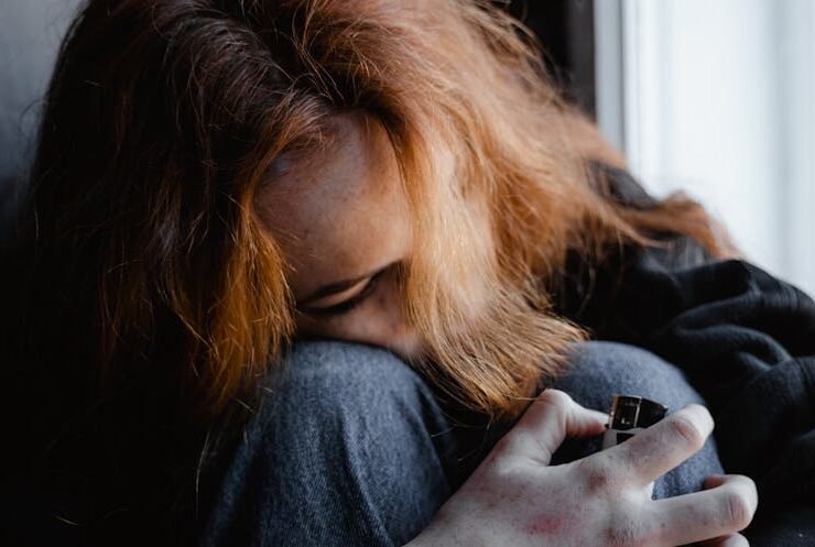 A woman sitting alone, reflecting on the preparation for the National Psychology Exam.