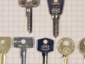 Technician providing emergency lockout and key duplication services in Gretna