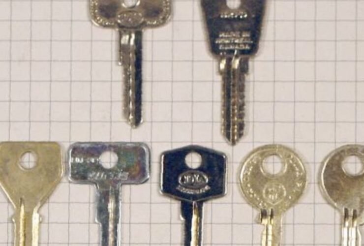 Technician providing emergency lockout and key duplication services in Gretna